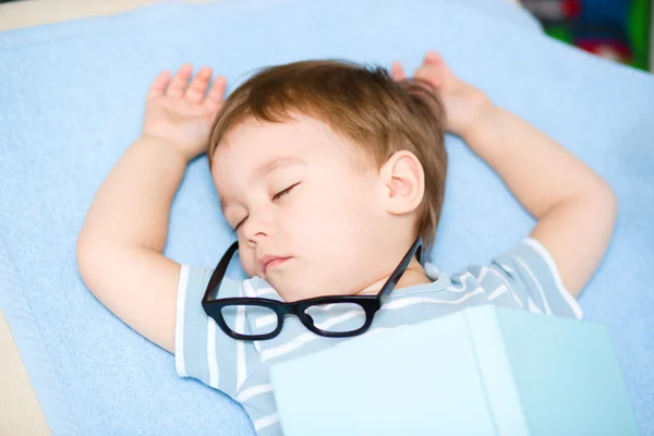 Bonito menino está dormindo — Fotografia de Stock