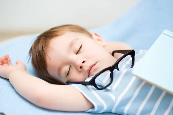 Lindo niño está durmiendo —  Fotos de Stock