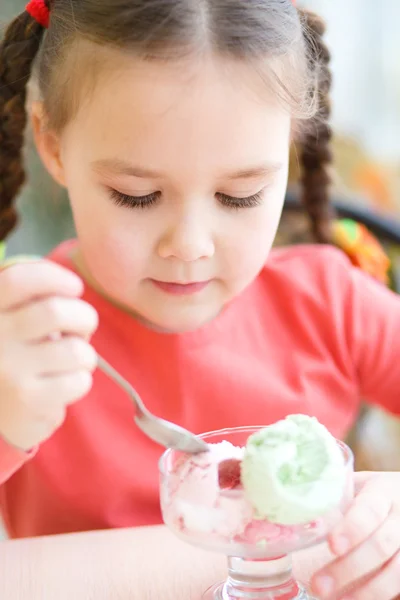 La bambina sta mangiando il gelato in salotto — Foto Stock