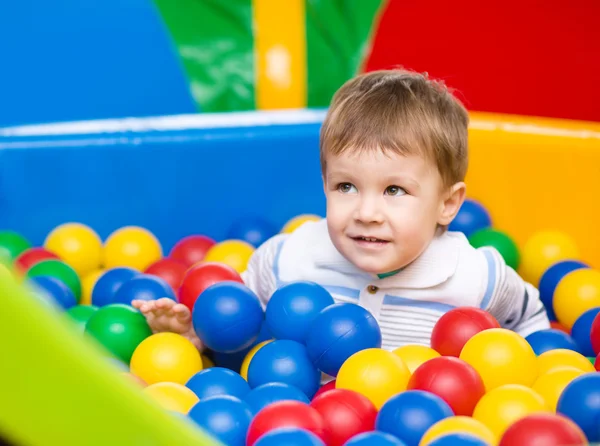 Mały chłopiec na placu zabaw — Zdjęcie stockowe