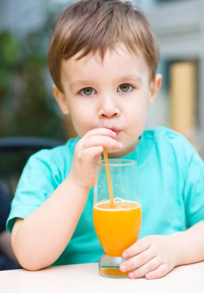 Liten pojke med glas apelsinjuice — Stockfoto