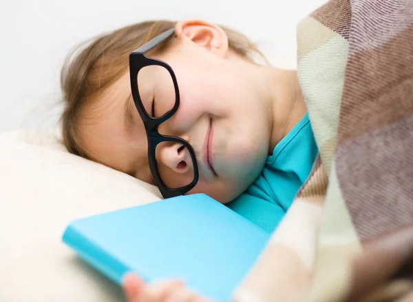 Mädchen schläft mit Buch und Brille — Stockfoto