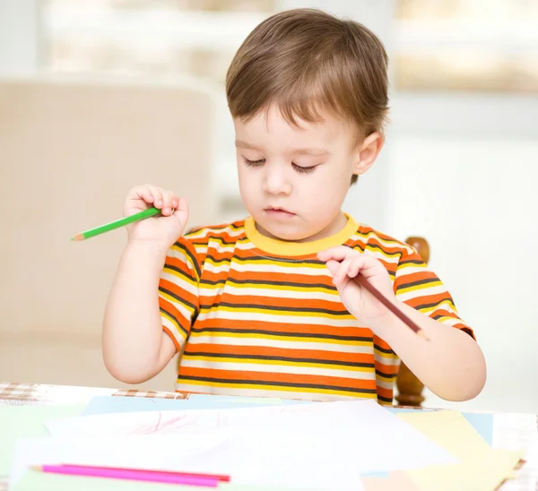 小さな男の子は白い紙の上に描画します。 — ストック写真