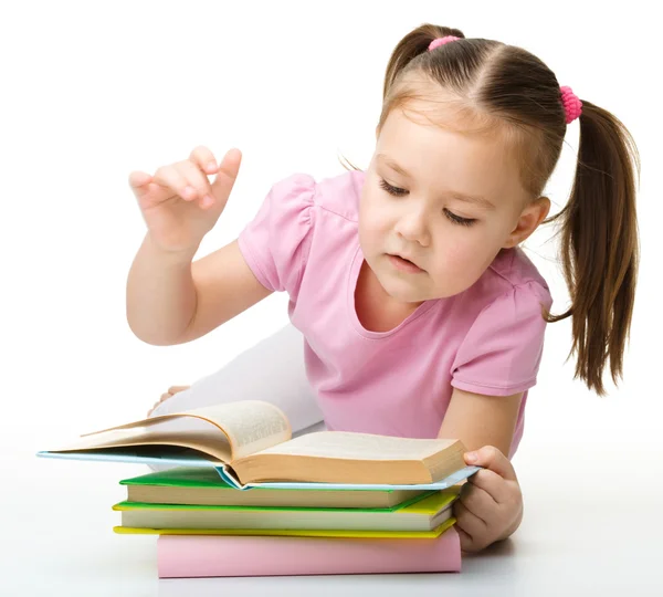 Маленька дівчинка читає книжку — стокове фото