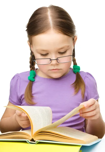 Klein meisje is het lezen van een boek — Stockfoto