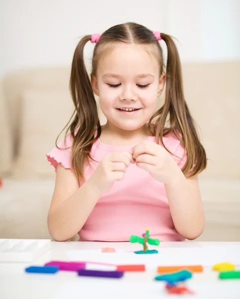 Κοριτσάκι παίζει με πλαστελίνη — Φωτογραφία Αρχείου