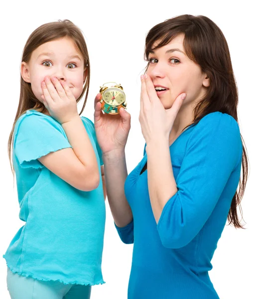 Klein meisje en haar moeder zich zorgen maken over tijd — Stockfoto