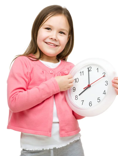 Niña está sosteniendo gran reloj — Foto de Stock