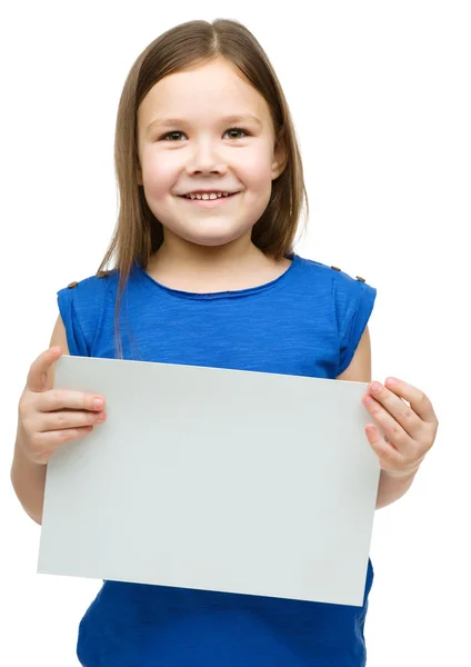 Malá holčička se drží prázdný nápis — Stock fotografie