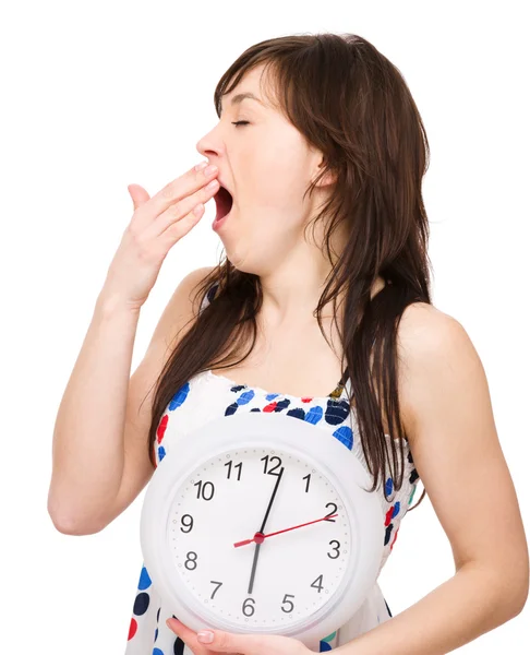 Junge Frau hält große Uhr — Stockfoto