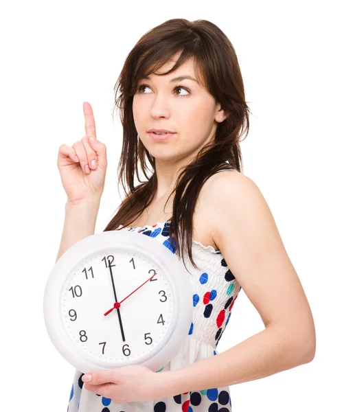 Jonge vrouw houdt grote klok — Stockfoto