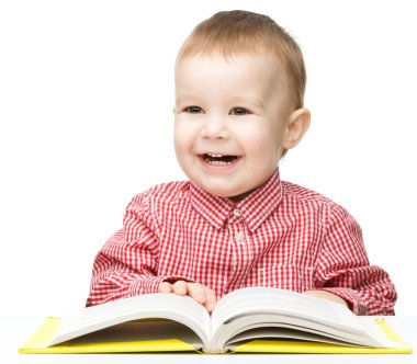 kitap ile küçük çocuk oyun