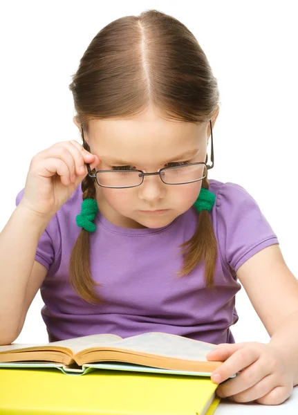 Menina está lendo um livro — Fotografia de Stock