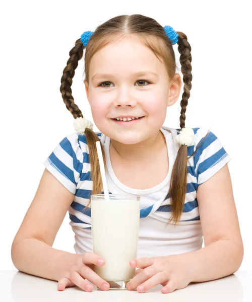 Söt liten flicka med ett glas mjölk — Stockfoto