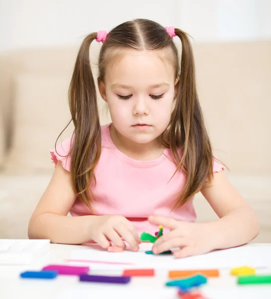 小さな女の子は粘土で遊んでいます。 — ストック写真