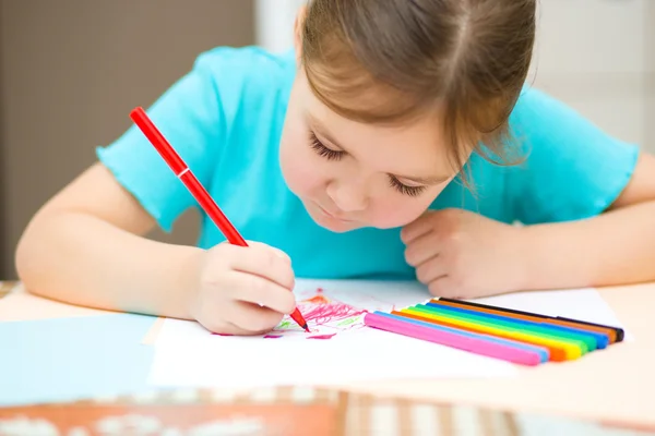 Keçeli kalem kullanarak çizim şirin çocuk — Stok fotoğraf