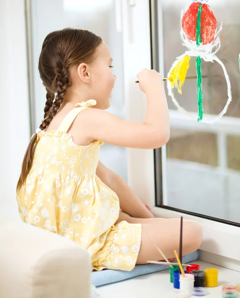 Retrato de uma menina bonita brincando com tintas — Fotografia de Stock