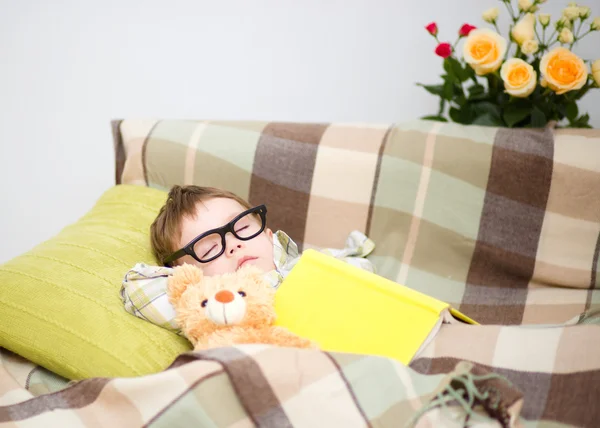 Niedlicher kleiner Junge schläft — Stockfoto