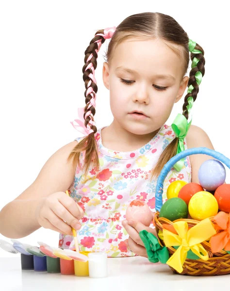 Kleines Mädchen bemalt Eier und bereitet sich auf Ostern vor — Stockfoto