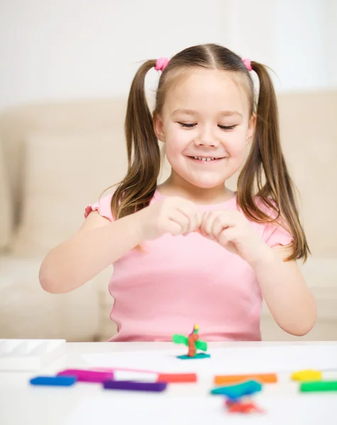 Bambina sta giocando con la plastilina — Foto Stock