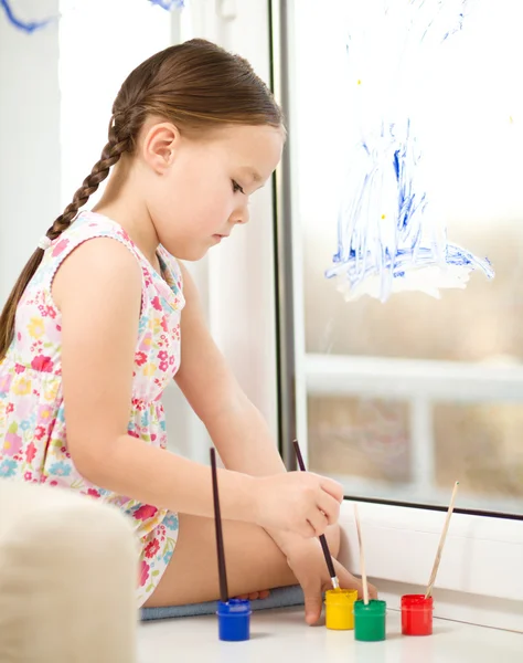 Portrait of a cute girl playing with paints — Stock Photo, Image