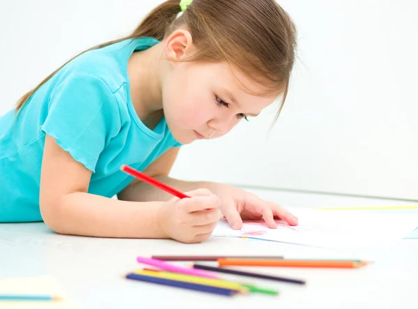 Menina está desenhando usando lápis — Fotografia de Stock