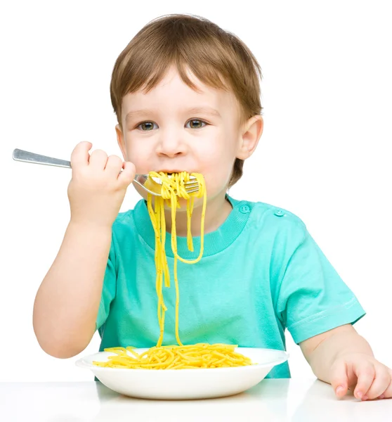 Küçük çocuk spagetti yemek — Stok fotoğraf