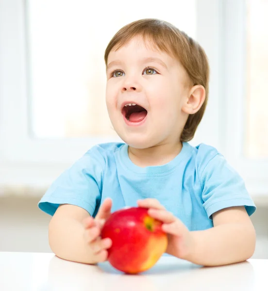 Porträtt av en glad liten pojke med äpple — Stockfoto