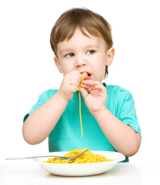 Liten pojke äter spaghetti — Stockfoto