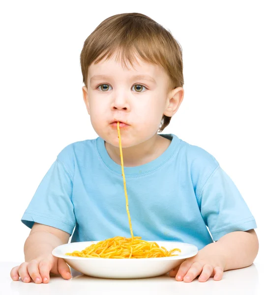 Kleine jongen is eten spaghetti — Stockfoto