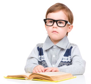 kitap ile küçük çocuk oyun