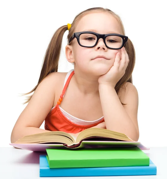 लहान मुलगी एक पुस्तक वाचत आहे — स्टॉक फोटो, इमेज