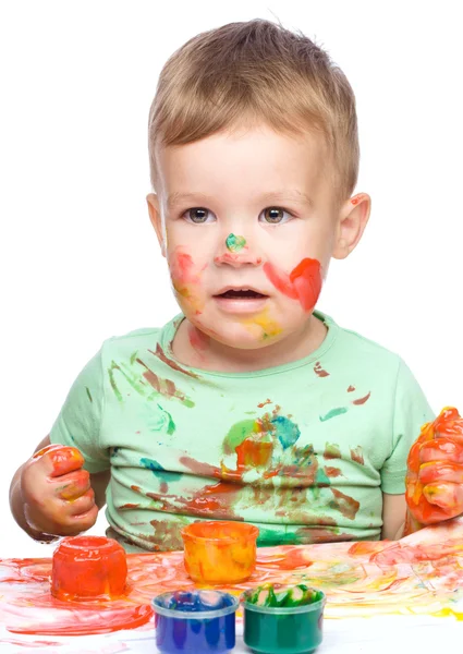 Menino está brincando com tintas — Fotografia de Stock