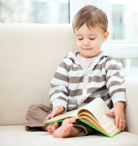El niño está leyendo el libro — Foto de Stock