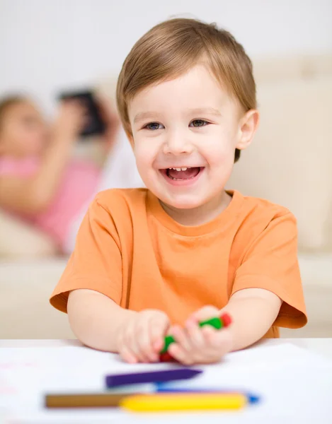 Kleine jongen loopt op wit papier — Stockfoto