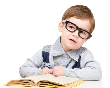 kitap ile küçük çocuk oyun