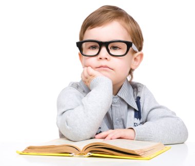 kitap ile küçük çocuk oyun