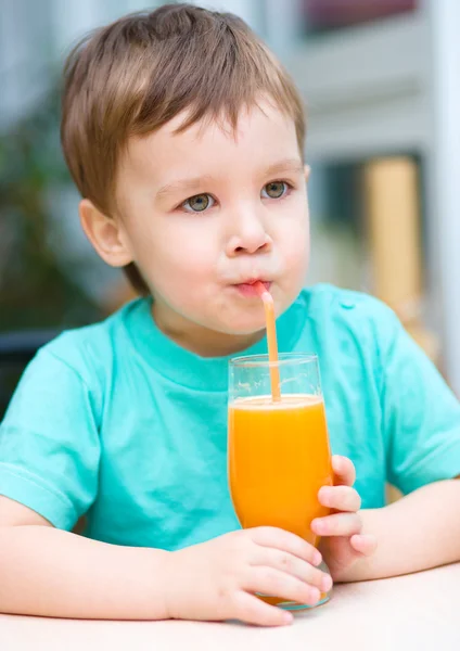 Liten pojke med glas apelsinjuice — Stockfoto