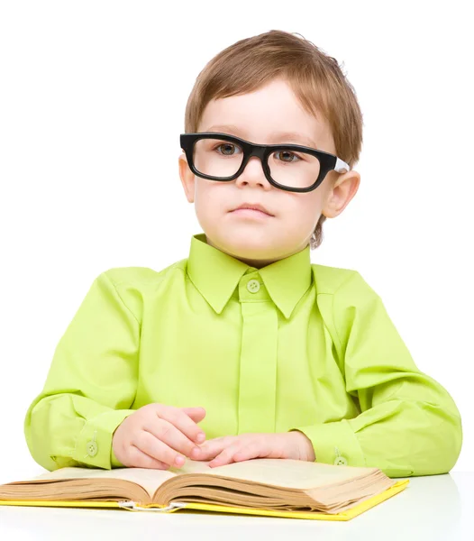 Petit enfant jouer avec le livre — Photo