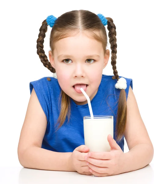 Schattig klein meisje met een glas melk — Stockfoto