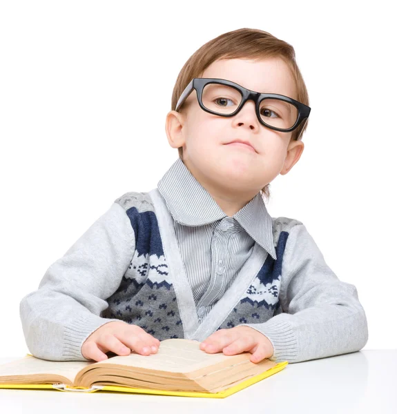 Petit enfant jouer avec le livre — Photo