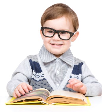 kitap ile küçük çocuk oyun