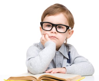 kitap ile küçük çocuk oyun