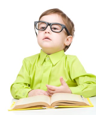 kitap ile küçük çocuk oyun