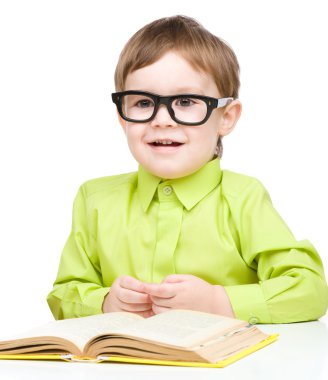 kitap ile küçük çocuk oyun