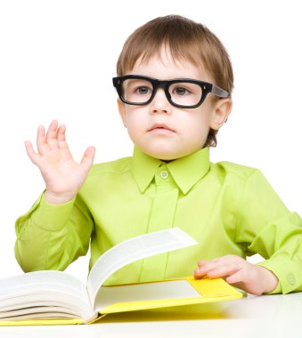 kitap ile küçük çocuk oyun