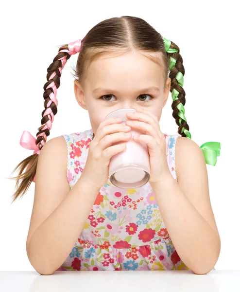 Schattig klein meisje met een glas melk — Stockfoto