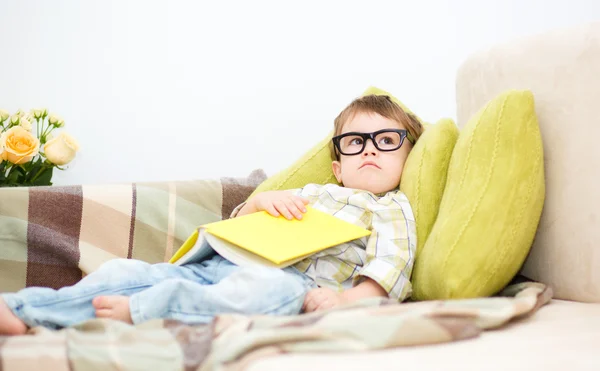 Liten pojke läser bok — Stockfoto