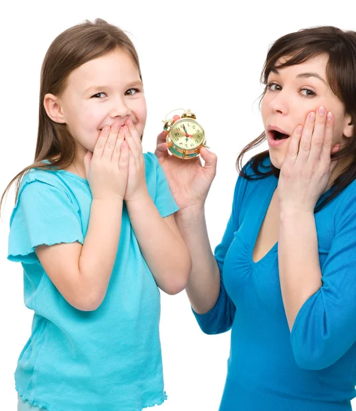Klein meisje en haar moeder zich zorgen maken over tijd — Stockfoto