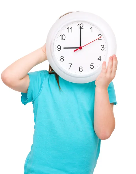 Kleines Mädchen hält große Uhr — Stockfoto